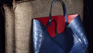 La shopping bag "Blue Shape" della modenese Parmeggiani che sarà esposta a Palazzo Morando